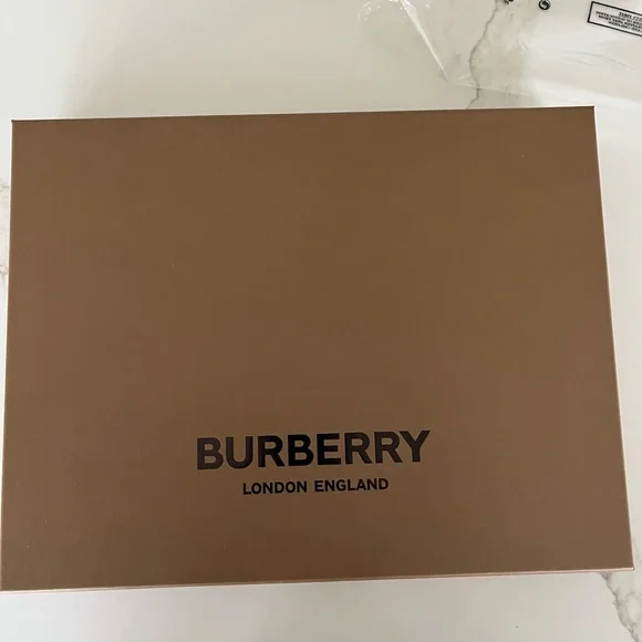 Burberry, babies two-piece archive beige check print gift set size 12 m, NWT - Picture 6 of 7